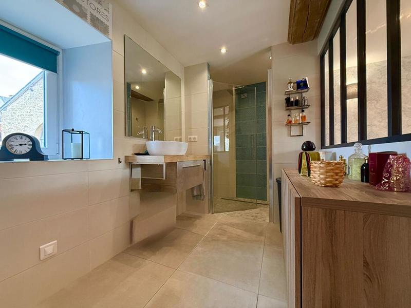 Maison - 220 m² - 8 pièces