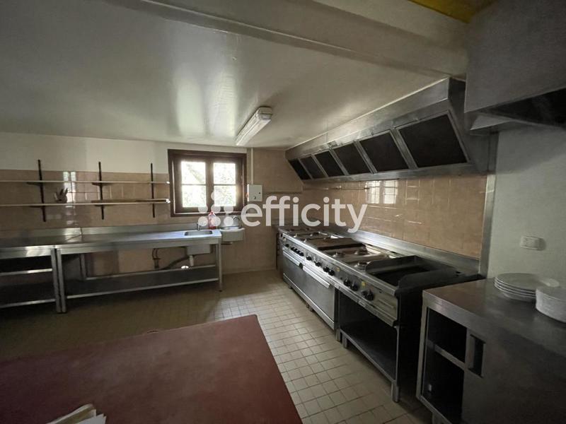 Maison - 1 875 m² - 67 pièces