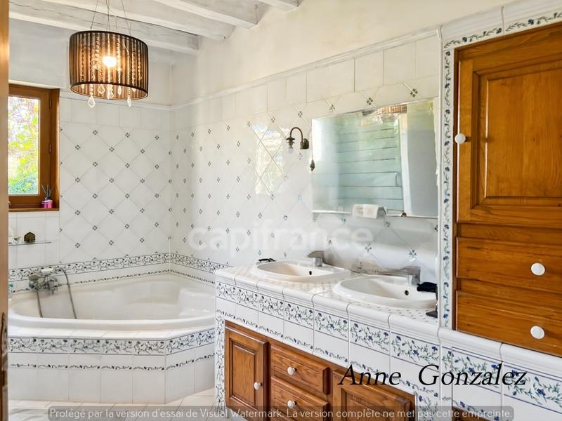 Maison - 221 m² - 7 pièces