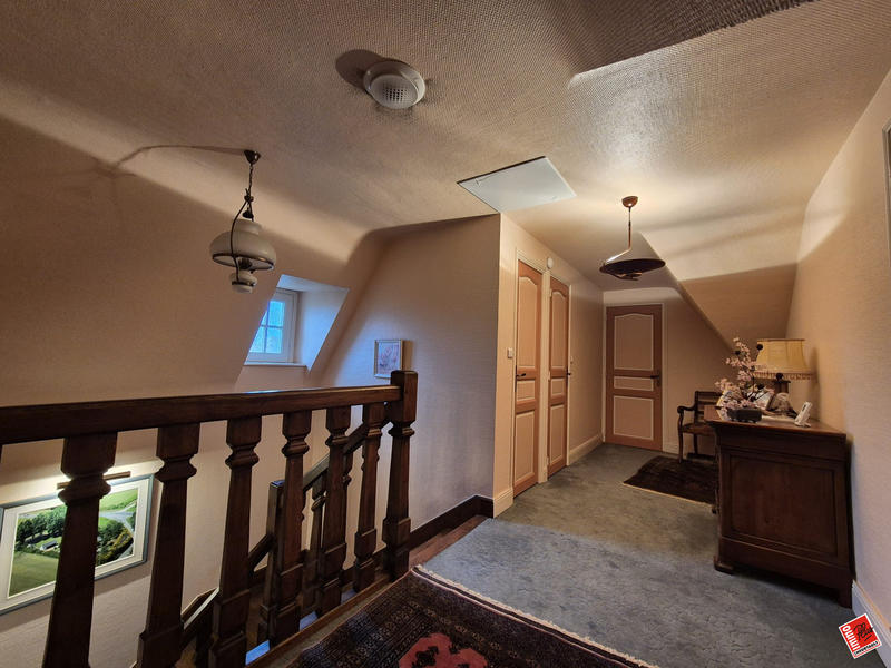 Maison traditionnelle - 188 m² - 10 pièces