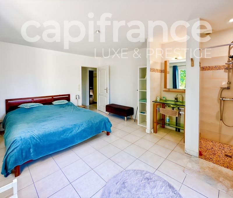 Propriété - 351 m² - 12 pièces