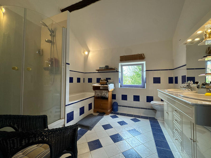 Maison - 240 m² - 8 pièces