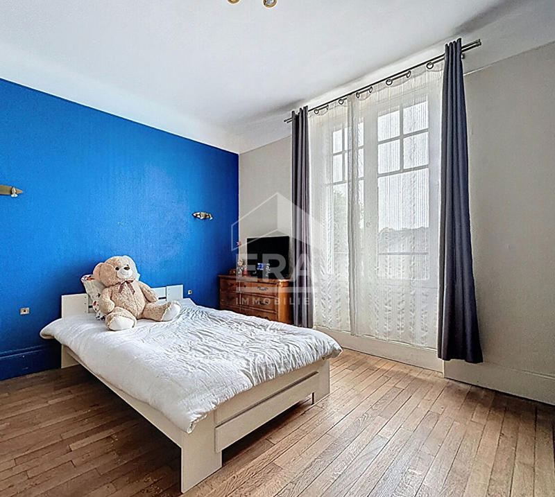 Immeuble - 9 m² - 11 pièces