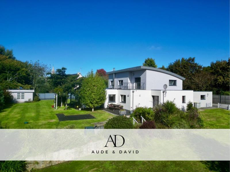 Maison - 220 m² - 8 pièces