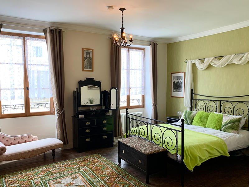 Maison - 325 m² - 13 pièces