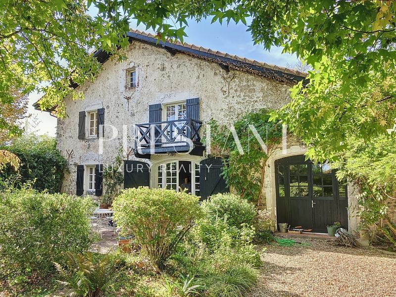 Maison - 415 m² - 10 pièces