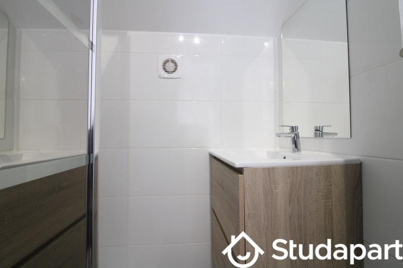 Chambre - 80 m² - 1 pièce