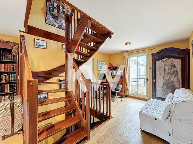 Maison - 213 m² - 8 pièces