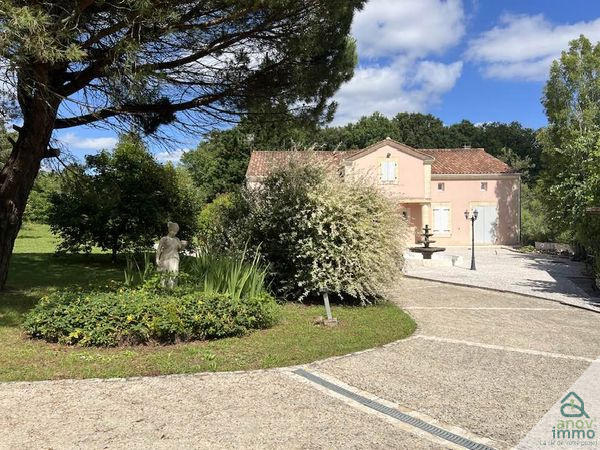 Maison - 270 m² - 8 pièces