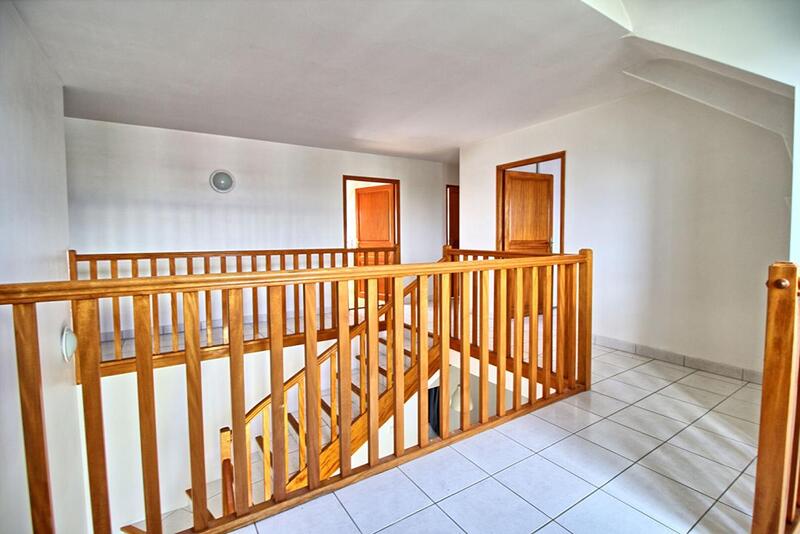 Maison - 240 m² - 9 pièces