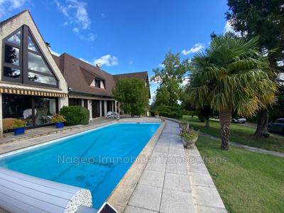 Maison - 259 m² - 8 pièces