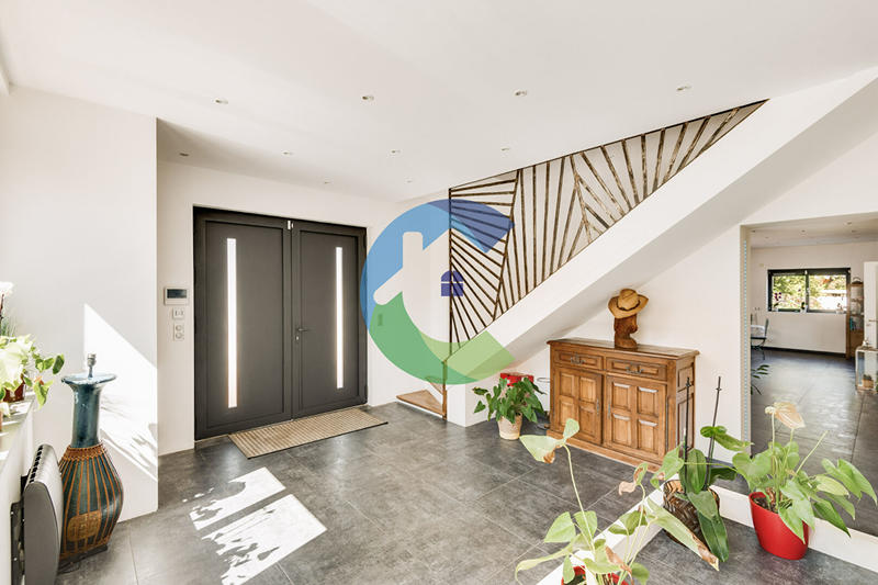 Maison - 247 m² - 7 pièces