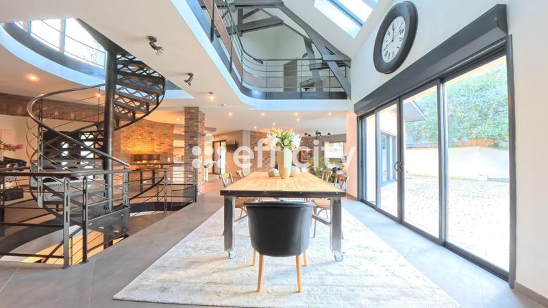 Maison - 335 m² - 9 pièces