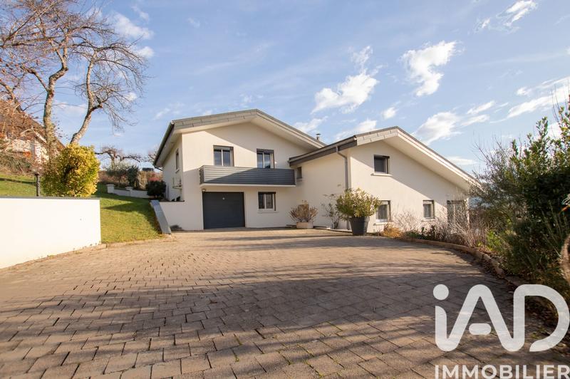 Maison - 243 m² - 9 pièces