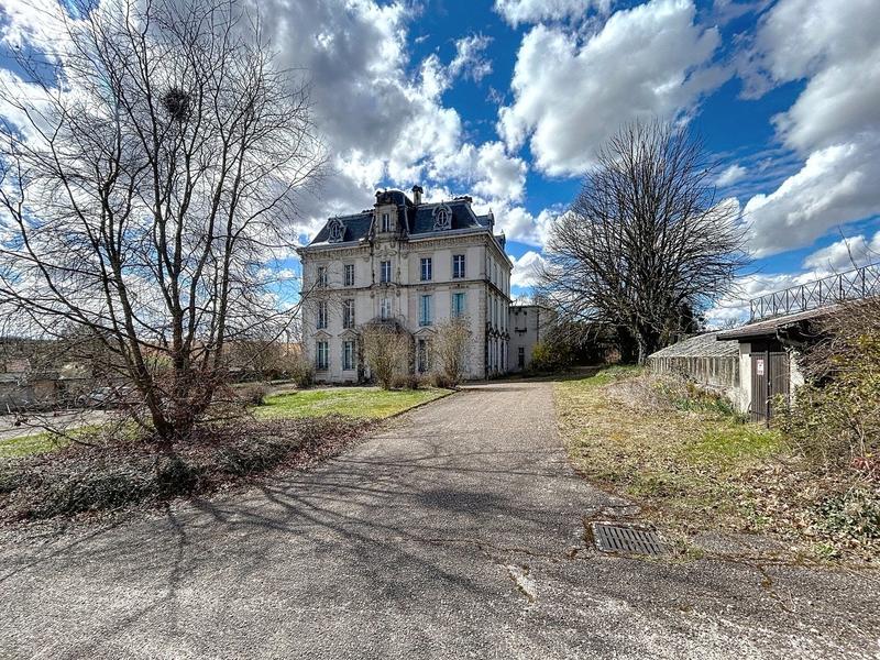 Château - 250 m² - 16 pièces