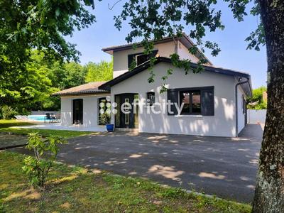 Maison - 180 m² - 8 pièces