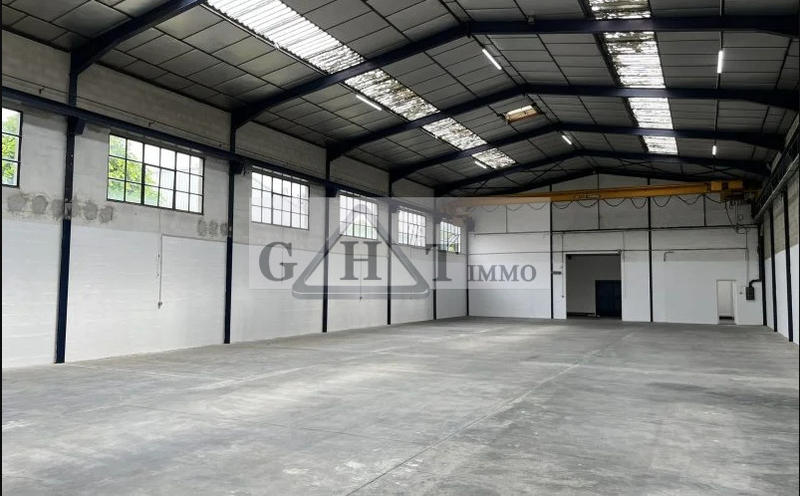 Entrepôt - 670 m²