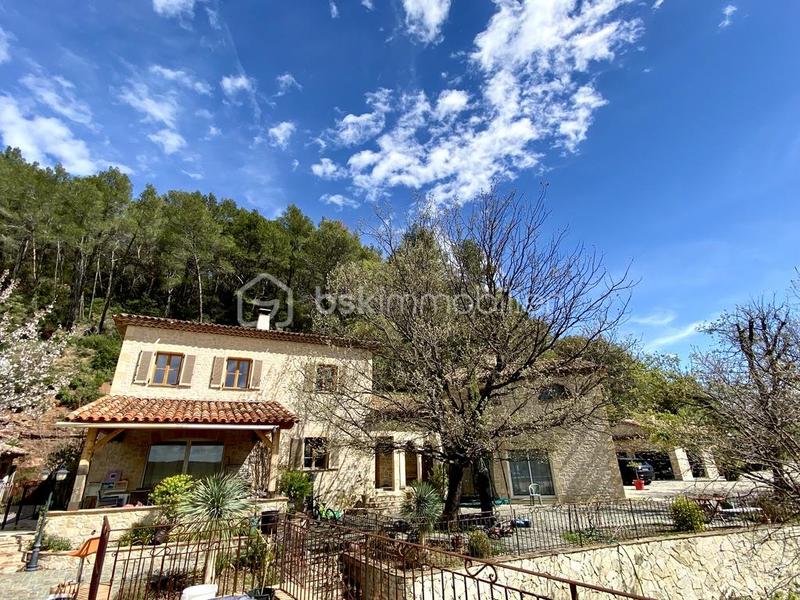 Demeure - 272 m² - 10 pièces