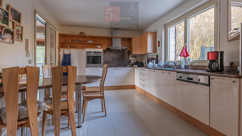 Maison - 220 m² - 7 pièces
