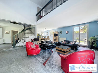 Maison traditionnelle - 200 m² - 8 pièces