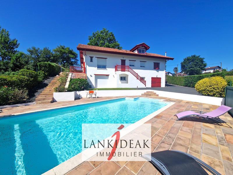 Maison - 204 m² - 6 pièces