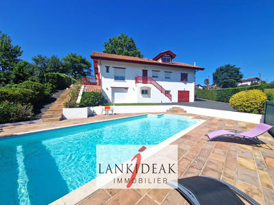 Maison - 204 m² - 6 pièces