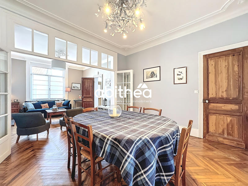 Maison - 290 m² - 9 pièces