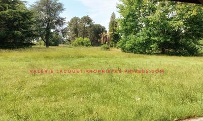 Terrain constructible - 1 600 m²