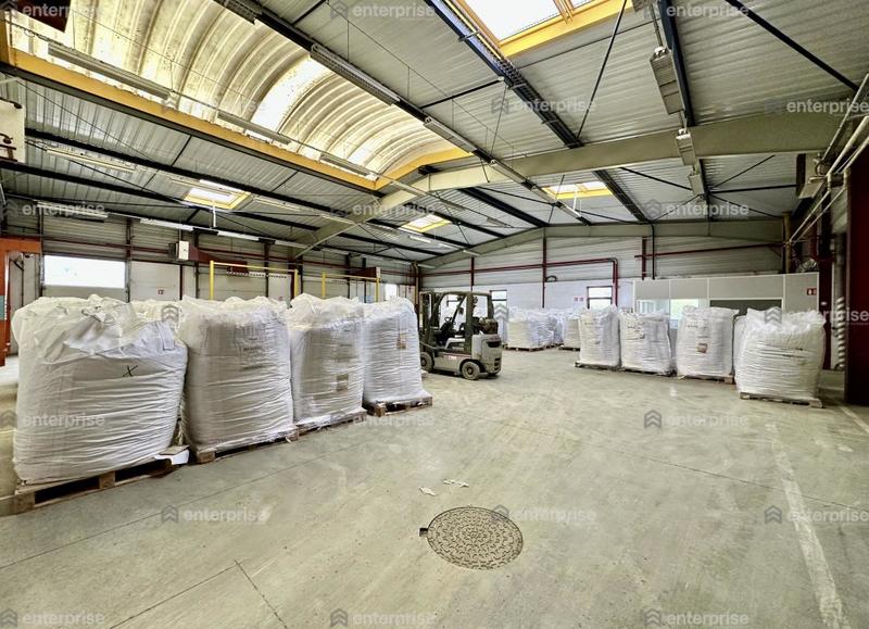Entrepôt - 7 400 m²