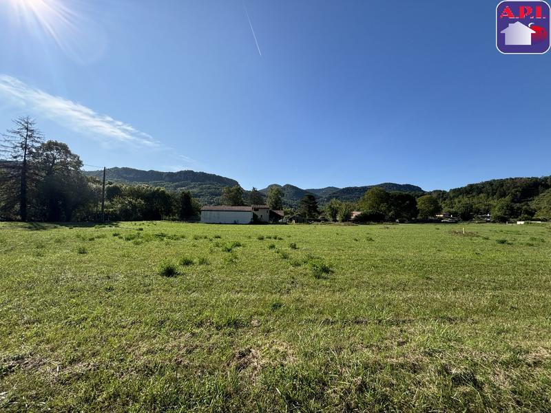 Terrain constructible - 1 045 m²