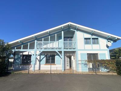 Maison - 220 m² - 9 pièces