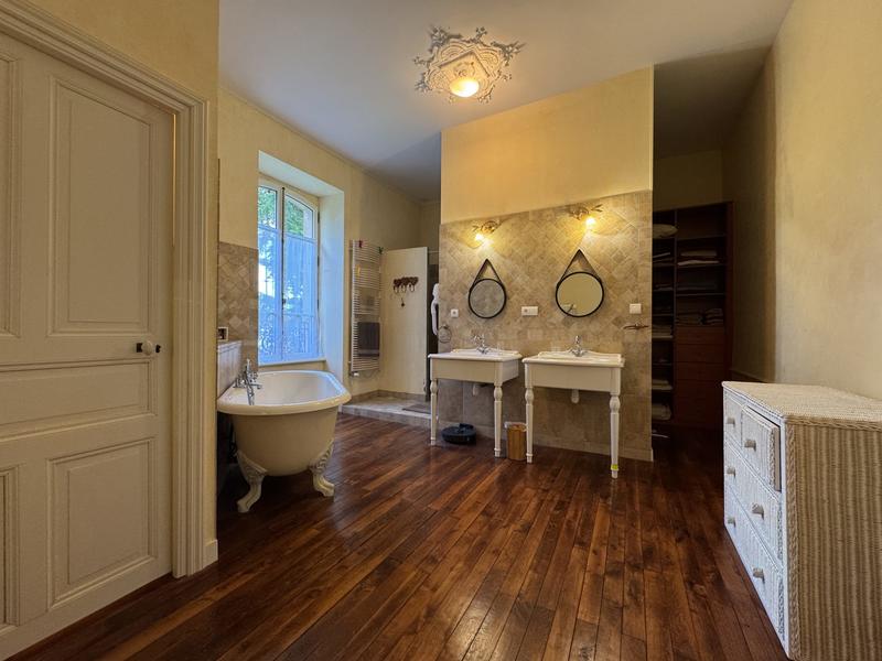 Maison - 250 m² - 8 pièces