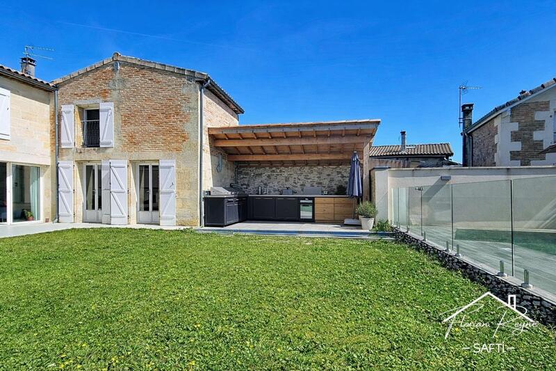 Maison - 234 m² - 8 pièces