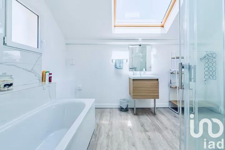 Maison - 220 m² - 10 pièces