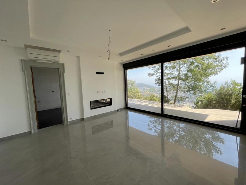 Villa - 1 475 m² - 9 pièces