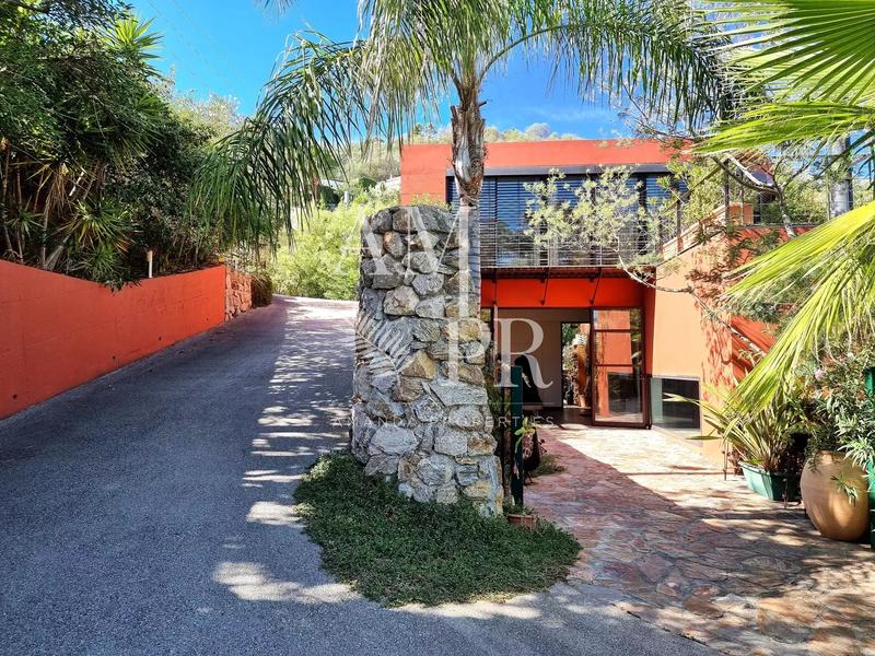 Villa - 301 m² - 8 pièces