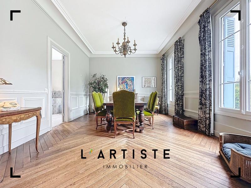 Maison - 353 m² - 11 pièces