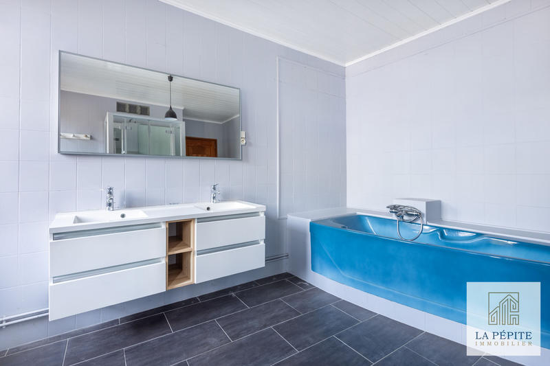 Maison - 240 m² - 8 pièces