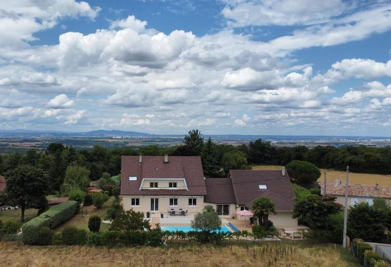 Maison - 240 m² - 6 pièces