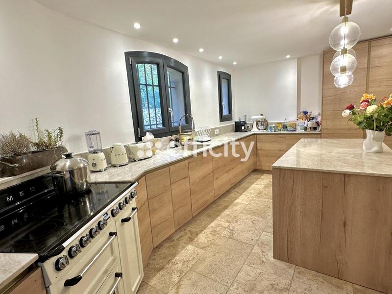 Villa - 230 m² - 9 pièces