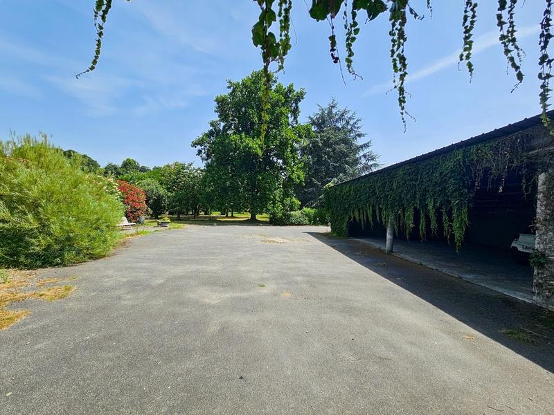 Maison - 453 m² - 14 pièces