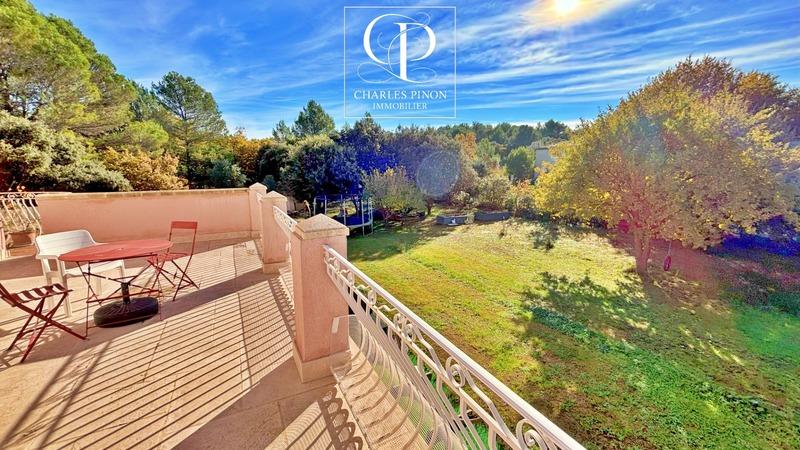 Maison - 236 m² - 8 pièces