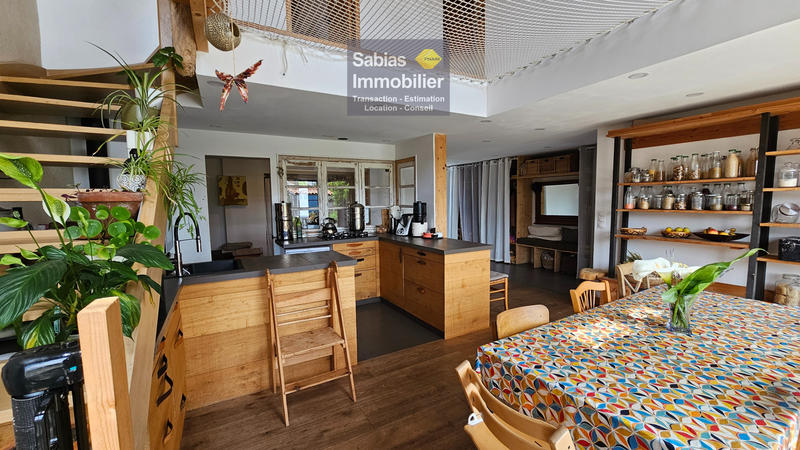 Maison - 198 m² - 11 pièces