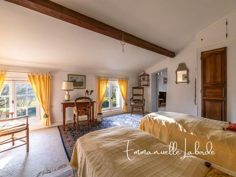 Propriété - 315 m² - 9 pièces