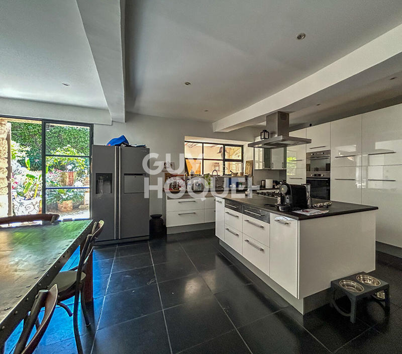 Maison - 270 m² - 10 pièces