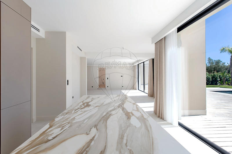 Maison - 280 m² - 8 pièces