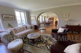 Maison - 400 m² - 12 pièces