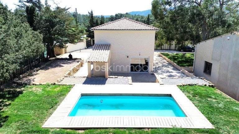 Propriété - 180 m² - 8 pièces