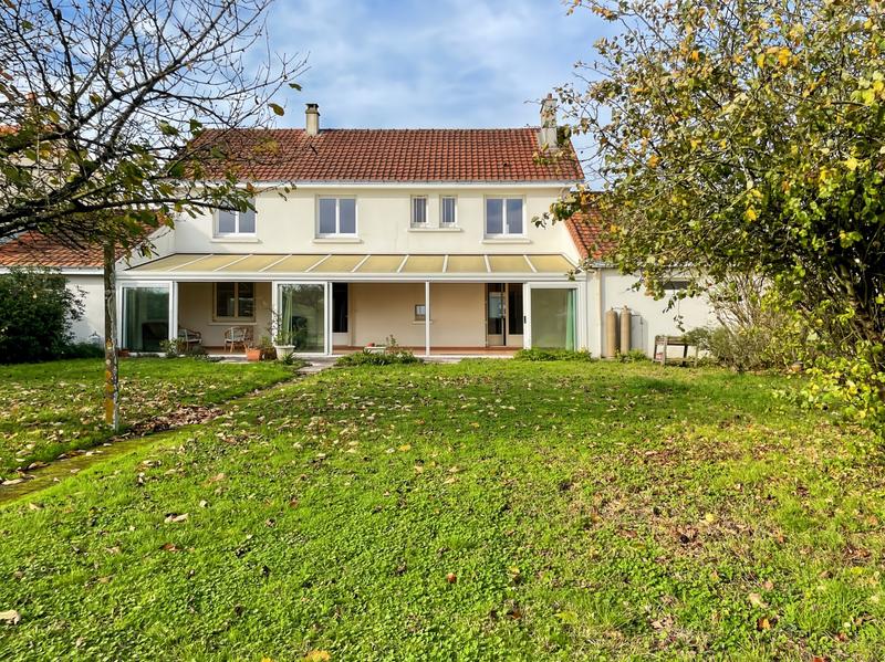 Maison - 220 m² - 10 pièces