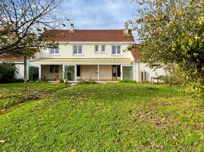 Maison - 220 m² - 10 pièces